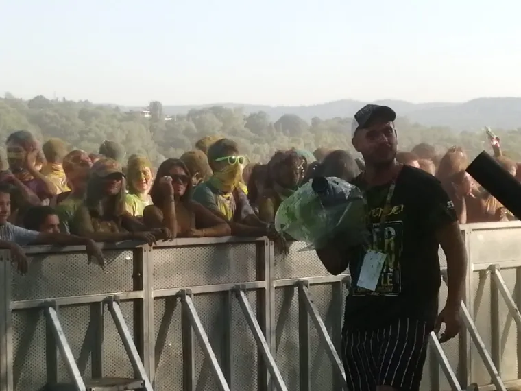 &Scaron;arenilo boja u Novom Sadu: Pogledajte kako je nekoliko stotina mladih obilježilo svoj dan