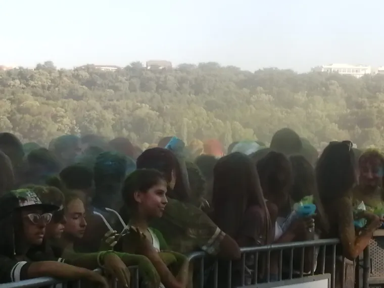 &Scaron;arenilo boja u Novom Sadu: Pogledajte kako je nekoliko stotina mladih obilježilo svoj dan