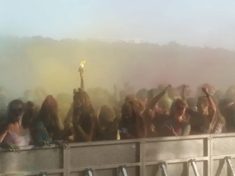 &Scaron;arenilo boja u Novom Sadu: Pogledajte kako je nekoliko stotina mladih obilježilo svoj dan