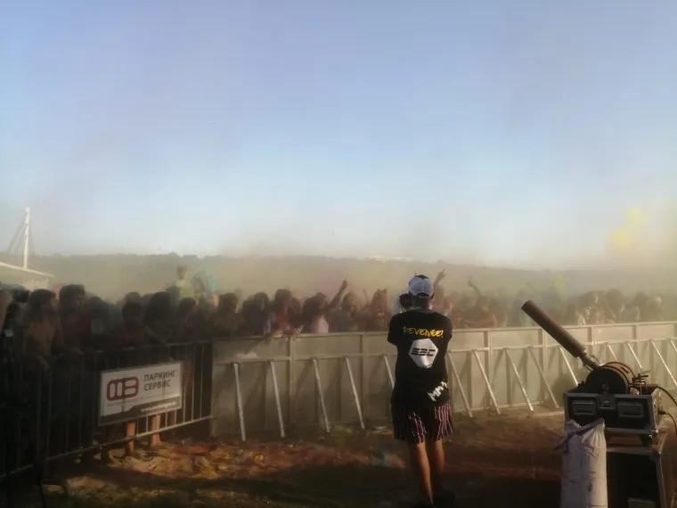 &Scaron;arenilo boja u Novom Sadu: Pogledajte kako je nekoliko stotina mladih obilježilo svoj dan