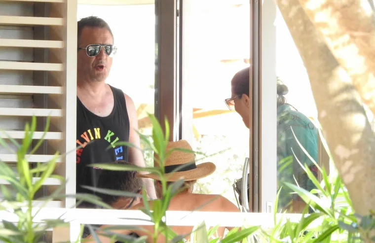 Poznata obitelj dane provodi na plaži, u dobru raspoloženju te uživajući u vodenim aktivnostima.
