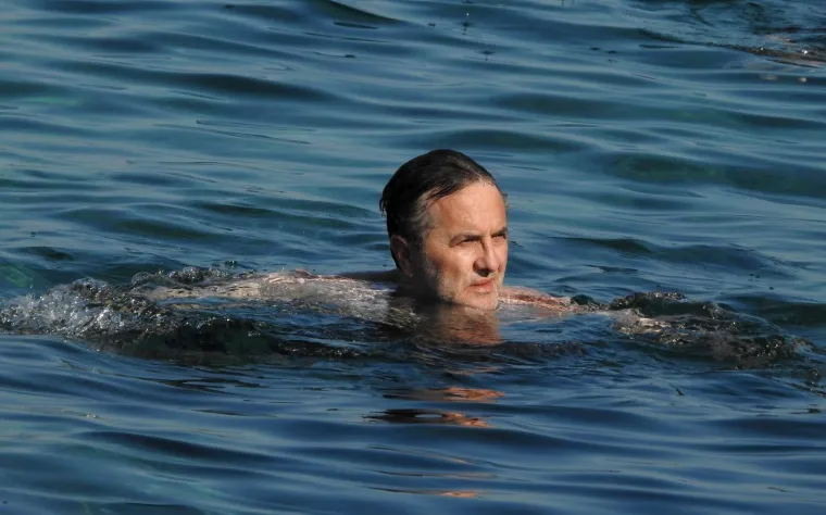 PAPARAZZI ULOVILI TARIKA FILIPOVIĆA I OBITELJ TIJEKOM RELAKSACIJE NA LOKRUMU: Prekrasna Lejla doista izgleda fenomenalno