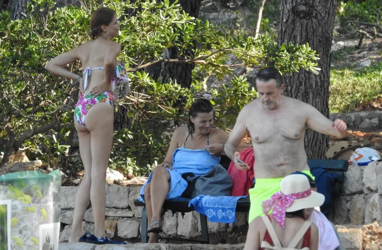 PAPARAZZI ULOVILI TARIKA FILIPOVIĆA I OBITELJ TIJEKOM RELAKSACIJE NA LOKRUMU: Prekrasna Lejla doista izgleda fenomenalno