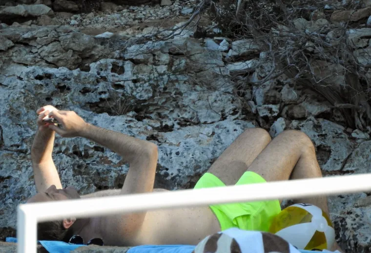 PAPARAZZI ULOVILI TARIKA FILIPOVIĆA I OBITELJ TIJEKOM RELAKSACIJE NA LOKRUMU: Prekrasna Lejla doista izgleda fenomenalno