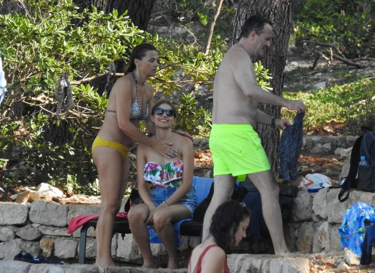 PAPARAZZI ULOVILI TARIKA FILIPOVIĆA I OBITELJ TIJEKOM RELAKSACIJE NA LOKRUMU: Prekrasna Lejla doista izgleda fenomenalno