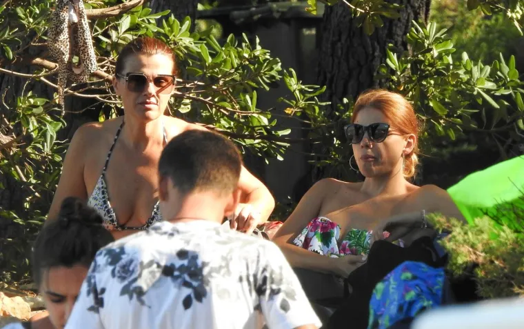 PAPARAZZI ULOVILI TARIKA FILIPOVIĆA I OBITELJ TIJEKOM RELAKSACIJE NA LOKRUMU: Prekrasna Lejla doista izgleda fenomenalno