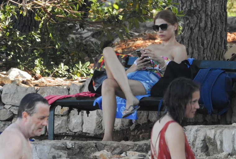 PAPARAZZI ULOVILI TARIKA FILIPOVIĆA I OBITELJ TIJEKOM RELAKSACIJE NA LOKRUMU: Prekrasna Lejla doista izgleda fenomenalno