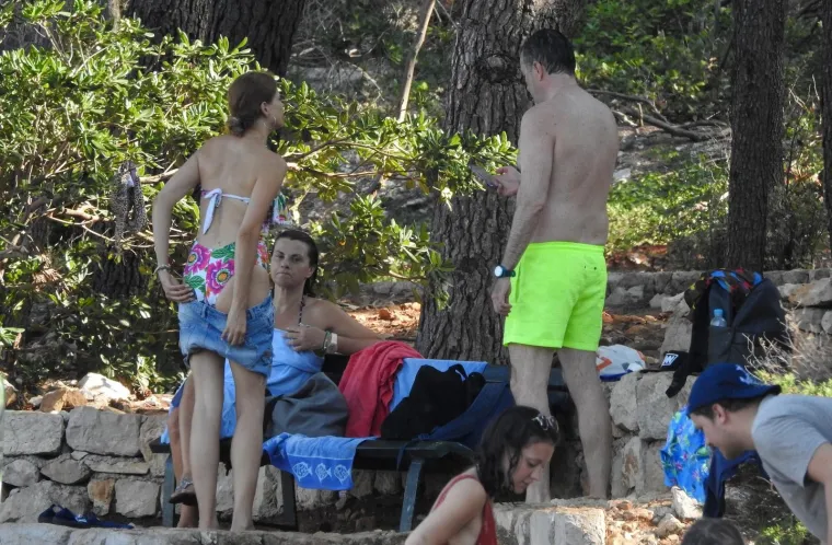 PAPARAZZI ULOVILI TARIKA FILIPOVIĆA I OBITELJ TIJEKOM RELAKSACIJE NA LOKRUMU: Prekrasna Lejla doista izgleda fenomenalno