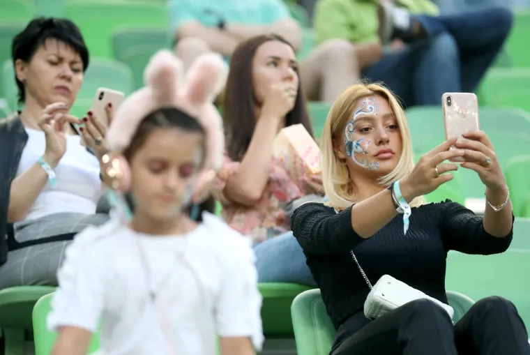 LIJEPA MAĐARICA IZMAMILA UZDAHE S TRIBINA: Poznata lica okupirala svečanu ložu, Mađari priredili pakao Modrima