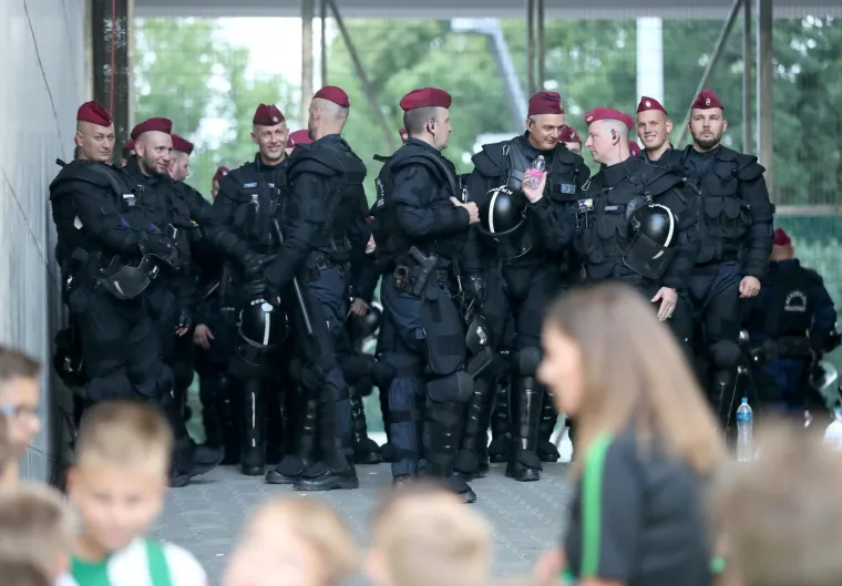 LIJEPA MAĐARICA IZMAMILA UZDAHE S TRIBINA: Poznata lica okupirala svečanu ložu, Mađari priredili pakao Modrima