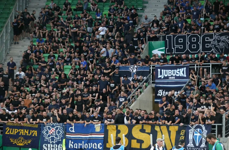 LIJEPA MAĐARICA IZMAMILA UZDAHE S TRIBINA: Poznata lica okupirala svečanu ložu, Mađari priredili pakao Modrima