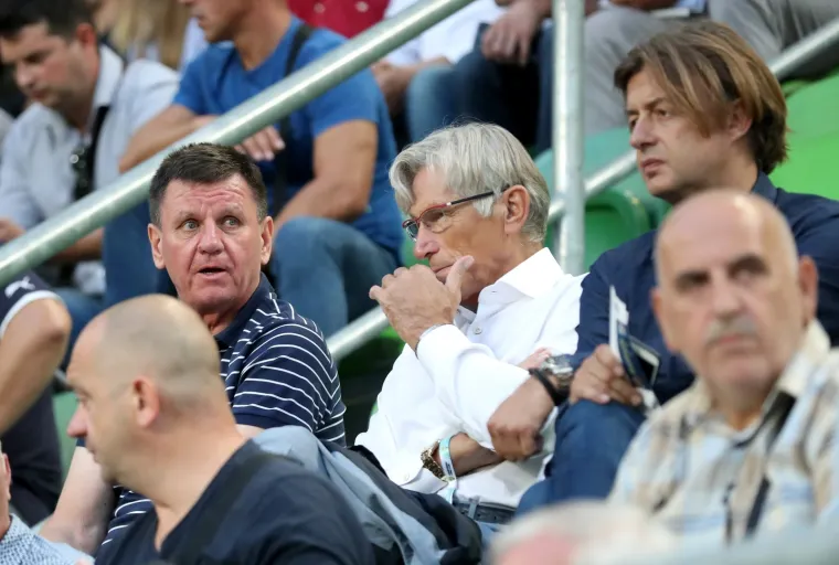 LIJEPA MAĐARICA IZMAMILA UZDAHE S TRIBINA: Poznata lica okupirala svečanu ložu, Mađari priredili pakao Modrima