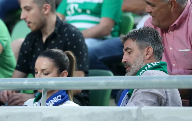 LIJEPA MAĐARICA IZMAMILA UZDAHE S TRIBINA: Poznata lica okupirala svečanu ložu, Mađari priredili pakao Modrima