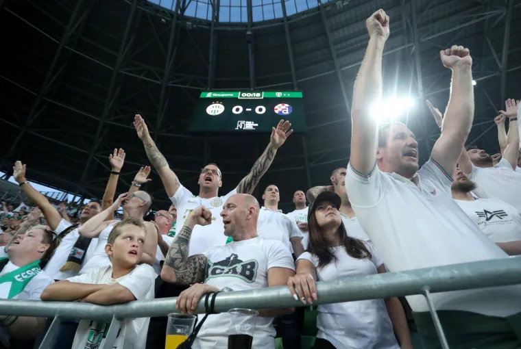 LIJEPA MAĐARICA IZMAMILA UZDAHE S TRIBINA: Poznata lica okupirala svečanu ložu, Mađari priredili pakao Modrima