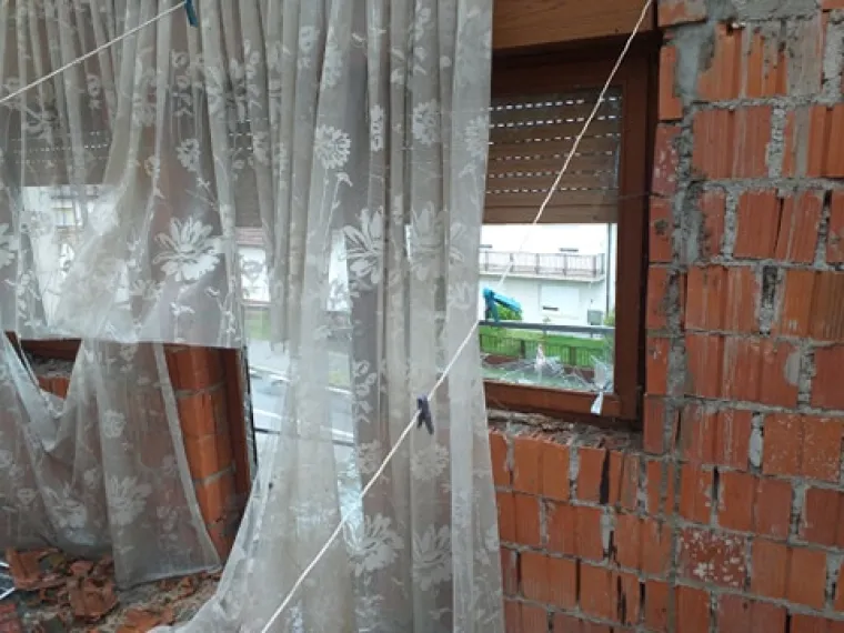 U vrijeme udara u kuću jedno je dijete spavalo u svojoj sobi