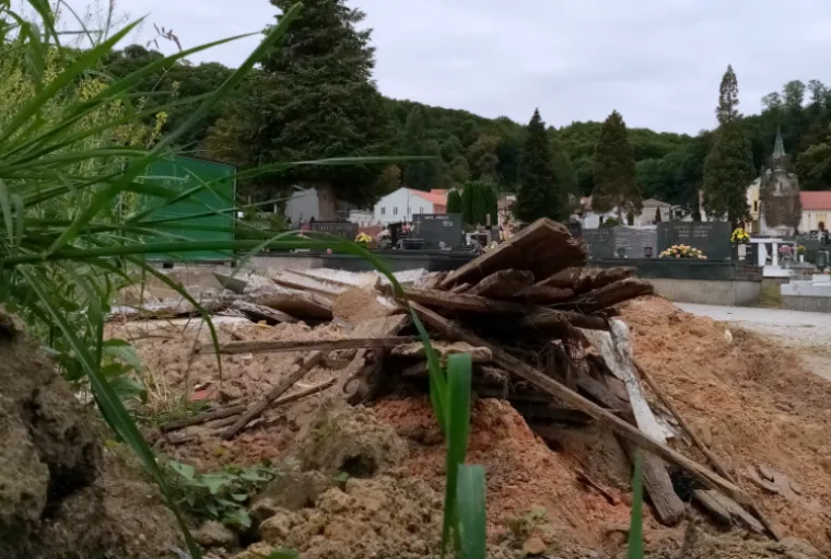 Karlovčani zgroženi! Na groblju lijesovi vire iz zemlje: 'Pokojnici mogu završiti na smetlištu'