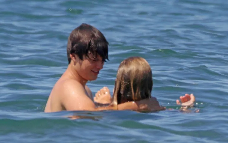 Zaigrane golupčiće snimili su paparazzi dok su bezbrižno uživali u ljetnim radostima na plaži i u moru.