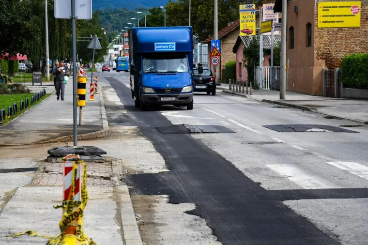GENIJALCI U ZAGREBU ASFALTOM SANIRALI LEŽEĆE POLICAJCE: Tko je ovdje lud?