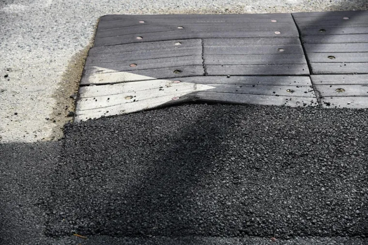 GENIJALCI U ZAGREBU ASFALTOM SANIRALI LEŽEĆE POLICAJCE: Tko je ovdje lud?