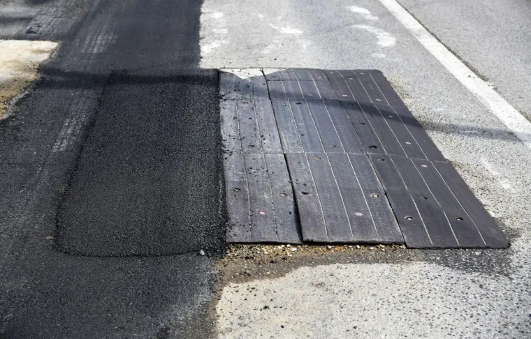 GENIJALCI U ZAGREBU ASFALTOM SANIRALI LEŽEĆE POLICAJCE: Tko je ovdje lud?