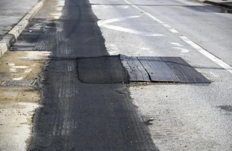 GENIJALCI U ZAGREBU ASFALTOM SANIRALI LEŽEĆE POLICAJCE: Tko je ovdje lud?
