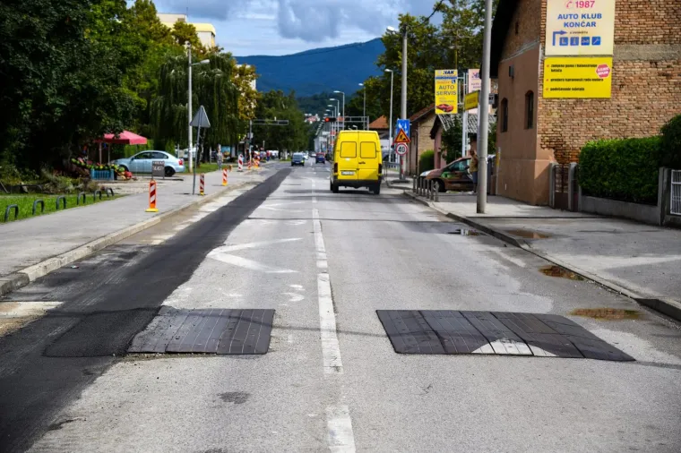 GENIJALCI U ZAGREBU ASFALTOM SANIRALI LEŽEĆE POLICAJCE: Tko je ovdje lud?