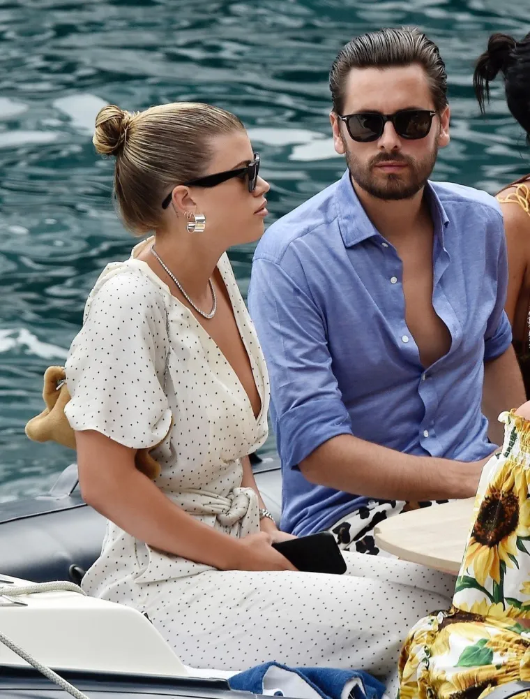 Manekenka Sofia Richie došla je sa svojim dečkom Scottom Disickom u Italiju pomoći svojoj bliskoj prijateljici Kylie Jenner u organizaciji proslave njezina 22. rođendana.