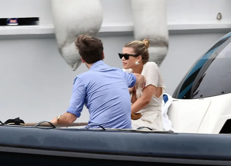 Bijelu haljinu dubokog dekoltea Sofia je odjenula bez grudnjaka, no u jednom se trenutku haljina pomaknula i otkrila da manekenka nosi ljepljive trake preko bradavica.