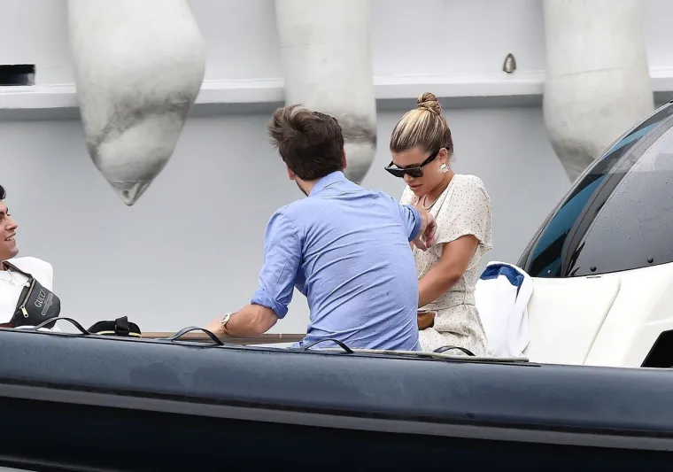 NESTA&Scaron;NA HALJINA OTKRILA PREVI&Scaron;E: Slavna manekenka slučajno pokazala nezgodan detalj na grudima