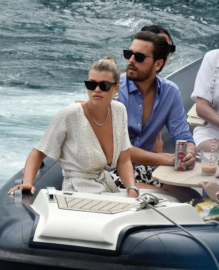 NESTA&Scaron;NA HALJINA OTKRILA PREVI&Scaron;E: Slavna manekenka slučajno pokazala nezgodan detalj na grudima