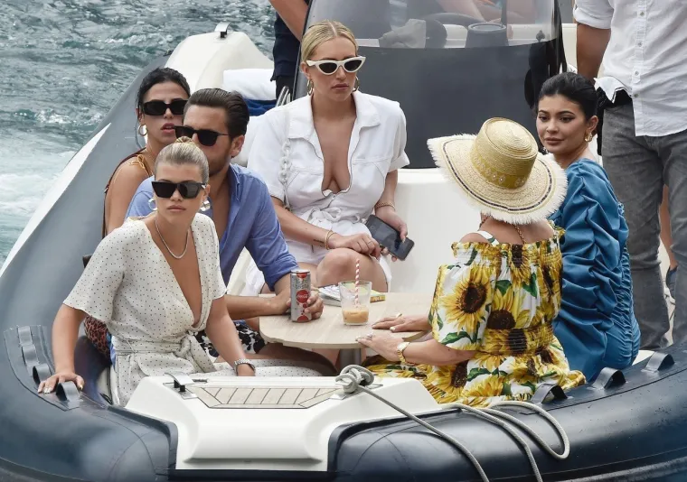 NESTA&Scaron;NA HALJINA OTKRILA PREVI&Scaron;E: Slavna manekenka slučajno pokazala nezgodan detalj na grudima