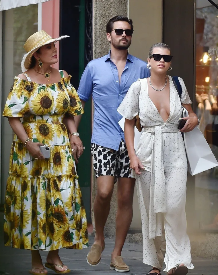 NESTA&Scaron;NA HALJINA OTKRILA PREVI&Scaron;E: Slavna manekenka slučajno pokazala nezgodan detalj na grudima