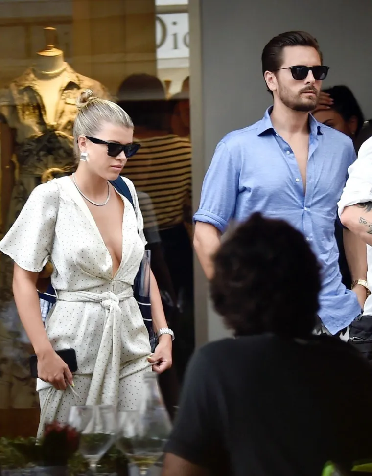 NESTA&Scaron;NA HALJINA OTKRILA PREVI&Scaron;E: Slavna manekenka slučajno pokazala nezgodan detalj na grudima