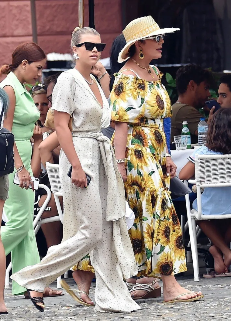 NESTA&Scaron;NA HALJINA OTKRILA PREVI&Scaron;E: Slavna manekenka slučajno pokazala nezgodan detalj na grudima