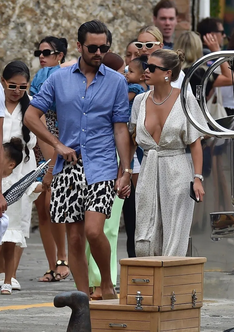 NESTA&Scaron;NA HALJINA OTKRILA PREVI&Scaron;E: Slavna manekenka slučajno pokazala nezgodan detalj na grudima