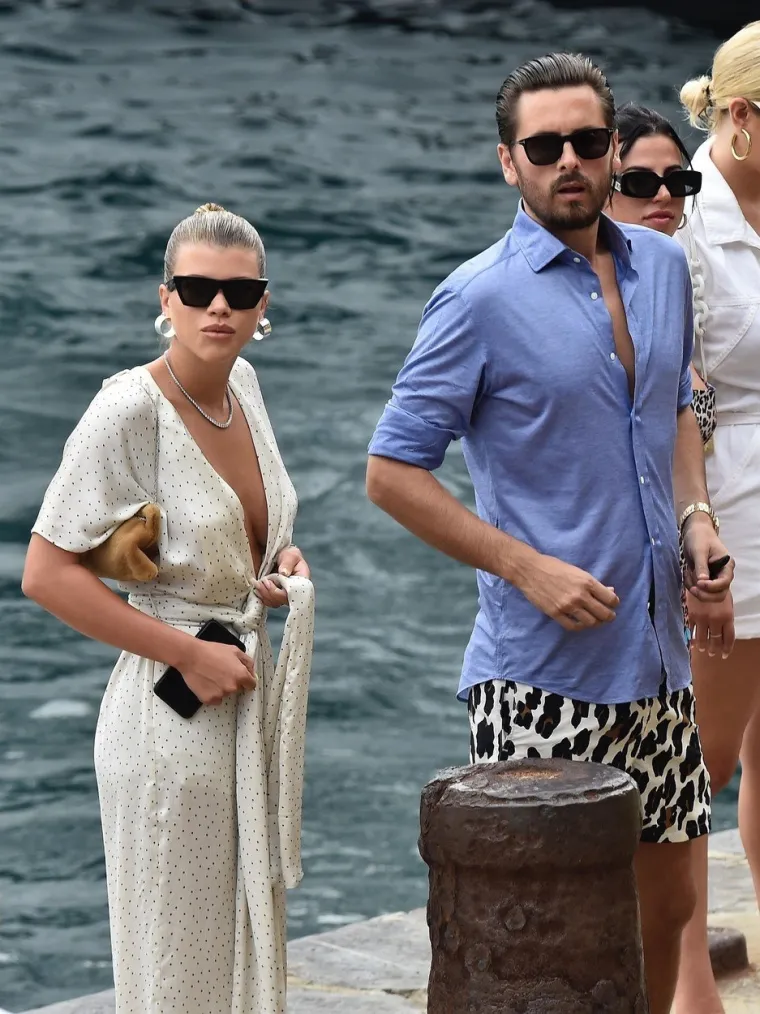 NESTA&Scaron;NA HALJINA OTKRILA PREVI&Scaron;E: Slavna manekenka slučajno pokazala nezgodan detalj na grudima