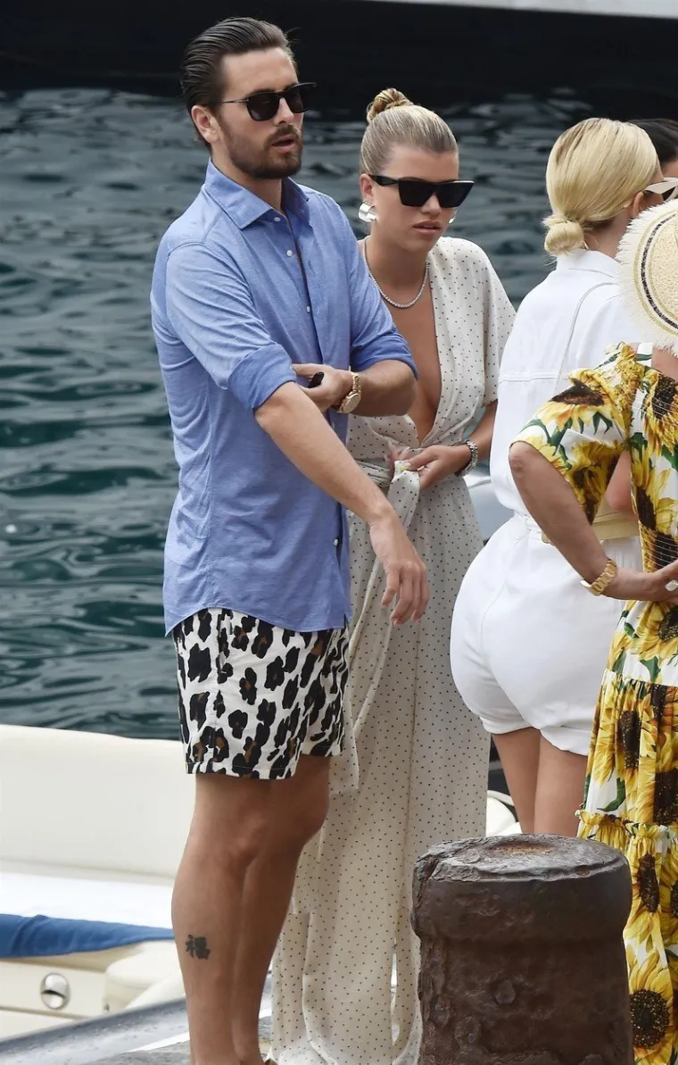 NESTA&Scaron;NA HALJINA OTKRILA PREVI&Scaron;E: Slavna manekenka slučajno pokazala nezgodan detalj na grudima