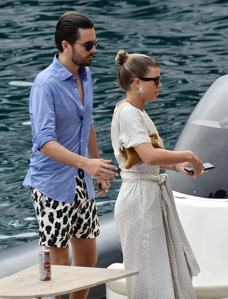 NESTA&Scaron;NA HALJINA OTKRILA PREVI&Scaron;E: Slavna manekenka slučajno pokazala nezgodan detalj na grudima