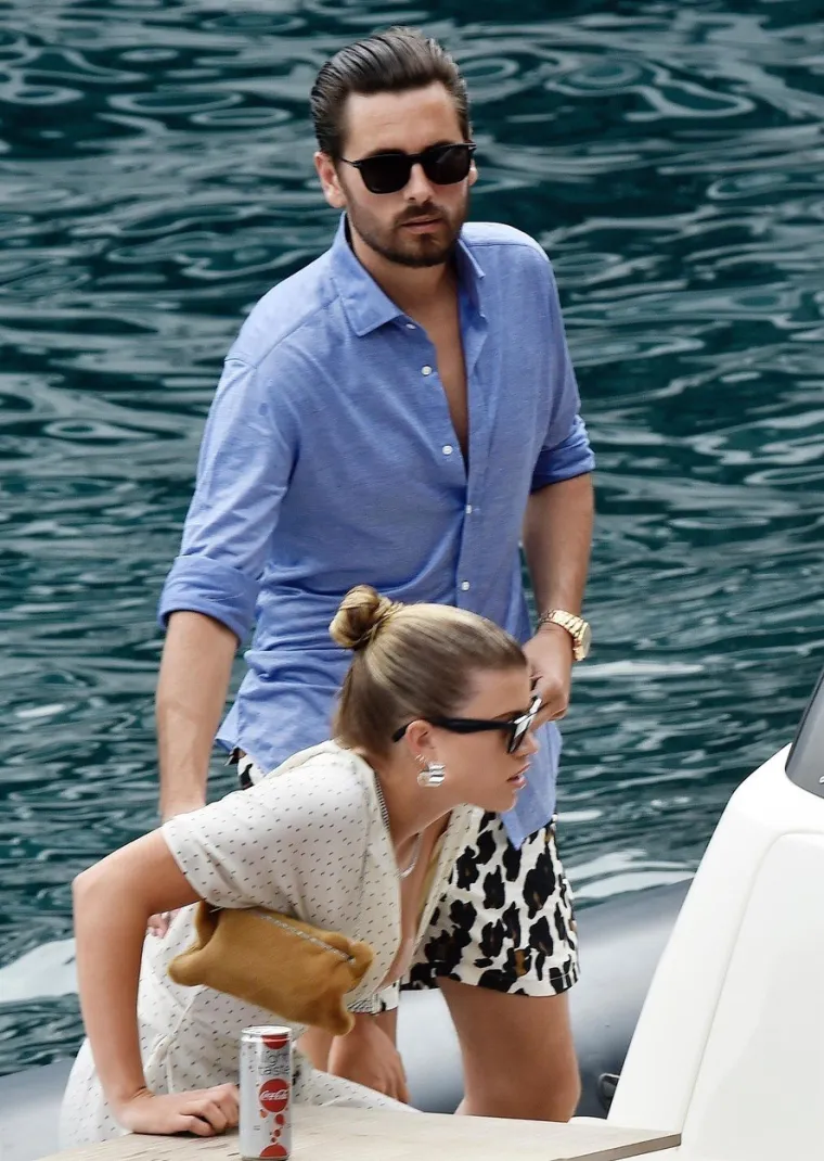 NESTA&Scaron;NA HALJINA OTKRILA PREVI&Scaron;E: Slavna manekenka slučajno pokazala nezgodan detalj na grudima