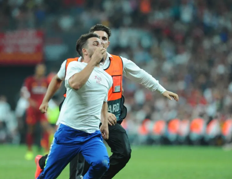 Jedan navijač uletio je s tribina na teren