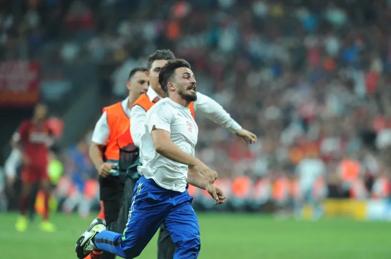 Ovaj "majstor" napravio je krug oko igrališta....