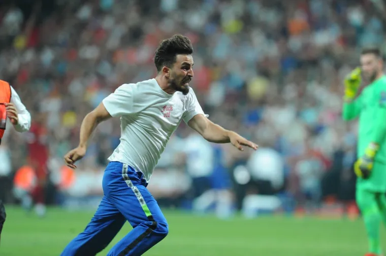 ...da bi na kraju uklizao najboljem obrambenom igraču na svijetu . van Dijku.