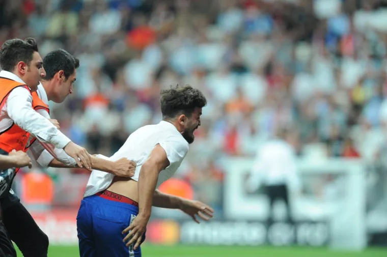 [FOTO] MAJSTOR JE ULETIO NA TEREN U SUPERKUPU: Uklizao je najboljem stoperu svijeta prije nego su ga za&scaron;titari sravnili sa zemljom