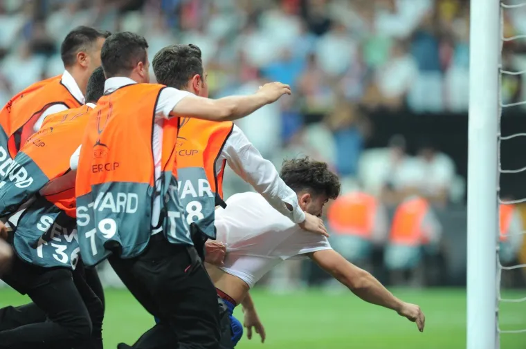 [FOTO] MAJSTOR JE ULETIO NA TEREN U SUPERKUPU: Uklizao je najboljem stoperu svijeta prije nego su ga za&scaron;titari sravnili sa zemljom