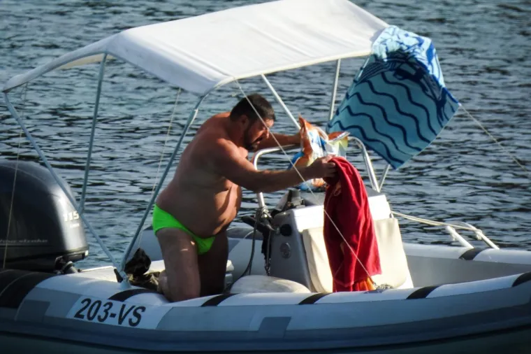 Glumac je gumenjakom posjetio predivnu uvalu Milnu, koja se nalazi nedaleko od grada Visa.