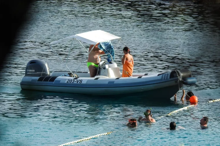 Paparazzi su Navojca uhvatili u sušenju ručnika, s cigaretom u ustima, a u uvalu je stigao u nepoznatom društvu.