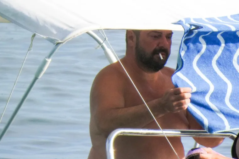 GORAN NAVOJEC U KRIČAVIM GAĆICAMA PRIVLAČI POGLEDE: Paparazzi ga uhvatili kako bezbrižno plovi Jadranom
