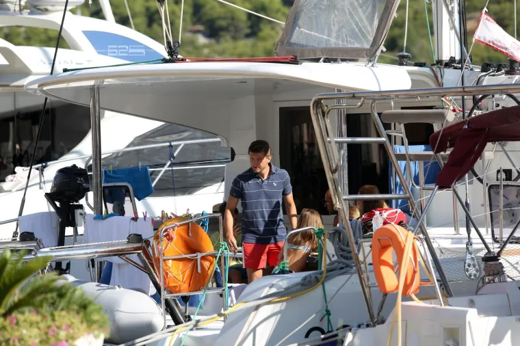 Ministar uhvaćen u opu&scaron;tenom izdanju: Marić ljetuje na Visu, pogledajte kako provodi dane