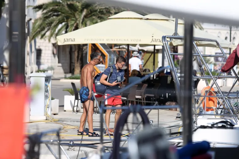 Ministar uhvaćen u opu&scaron;tenom izdanju: Marić ljetuje na Visu, pogledajte kako provodi dane