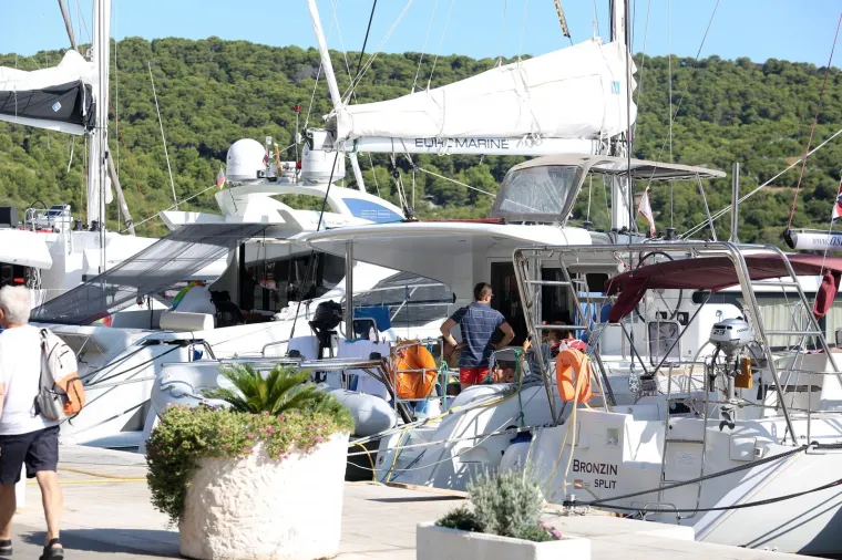 Ministar uhvaćen u opu&scaron;tenom izdanju: Marić ljetuje na Visu, pogledajte kako provodi dane